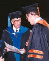 El Dr. Adolfo Carvajal recibiendo el reconocimiento de manos del rector de la Universidad Icesi, Dr. Franciso Piedrahita